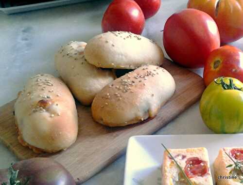 Petits pains au levain fourrés à la tomate-mozzarella