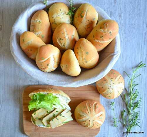 Petits pains aux herbes du jardin