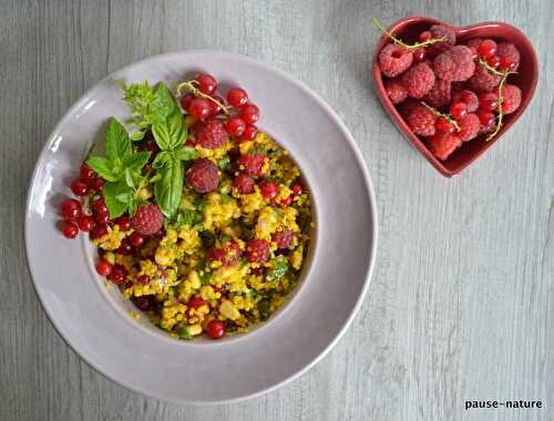 Salade de quinoa aux fruits rouges et aux herbes