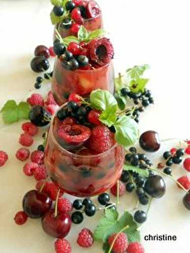 Salade fruits rouges en gelée de pastèque