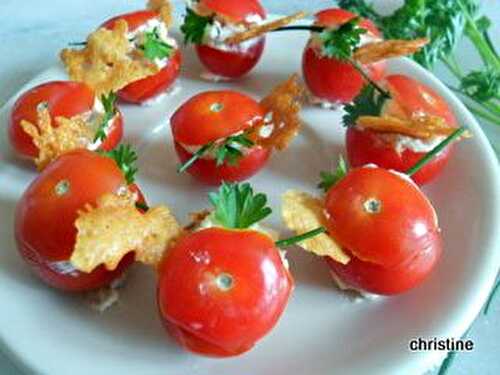 Tomates cerises farcies aux fromages et aux herbes fraîches