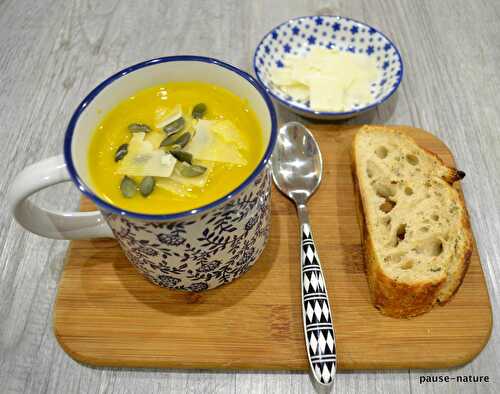 Velouté de légumes au curcuma, copeaux de parmesan et graines de courge