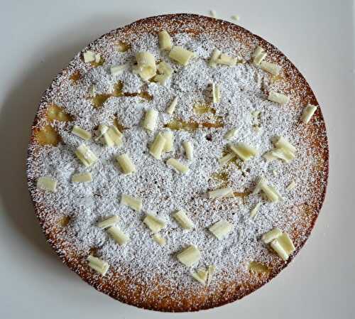 Gâteau rhubarbe, noisettes, chocolat blanc et cardamome