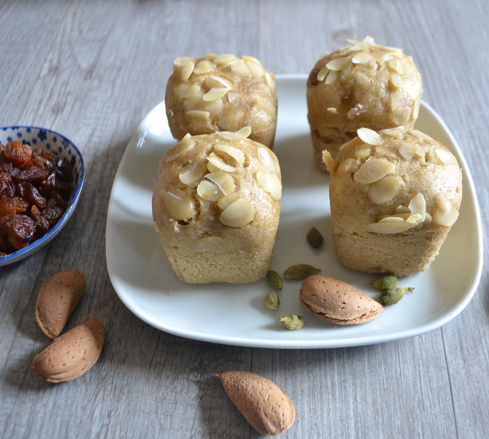 Muffins allégés aux amandes, raisins secs et cardamome, à la multi-délices