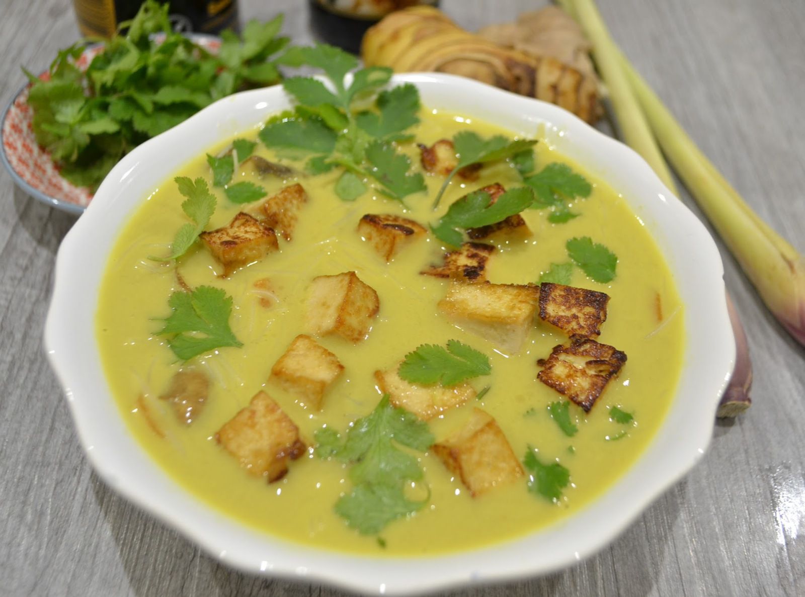 Soupe thaï au lait de coco et tofu doré