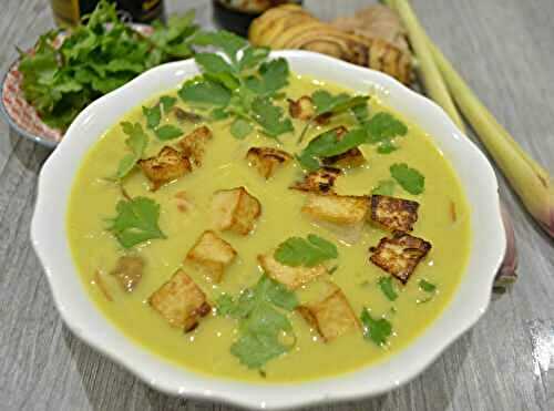 Soupe thaï au lait de coco et tofu doré