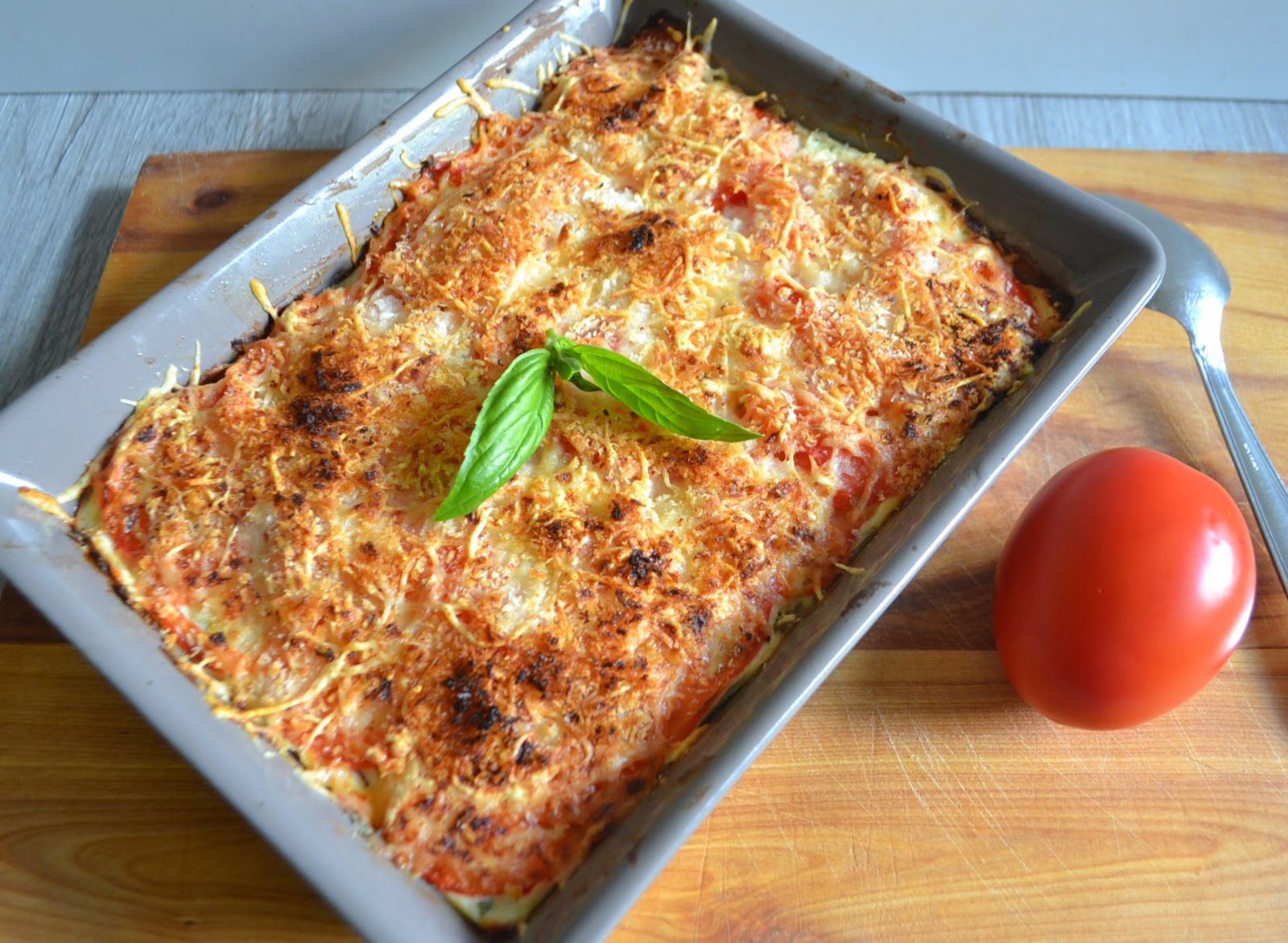 Gratin d'aubergine à la ricotta, pâtes, tomates et basilic