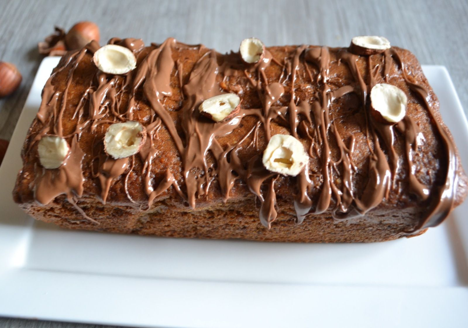 Cake au mascarpone, noisettes, raisins secs et écorces de citons confits