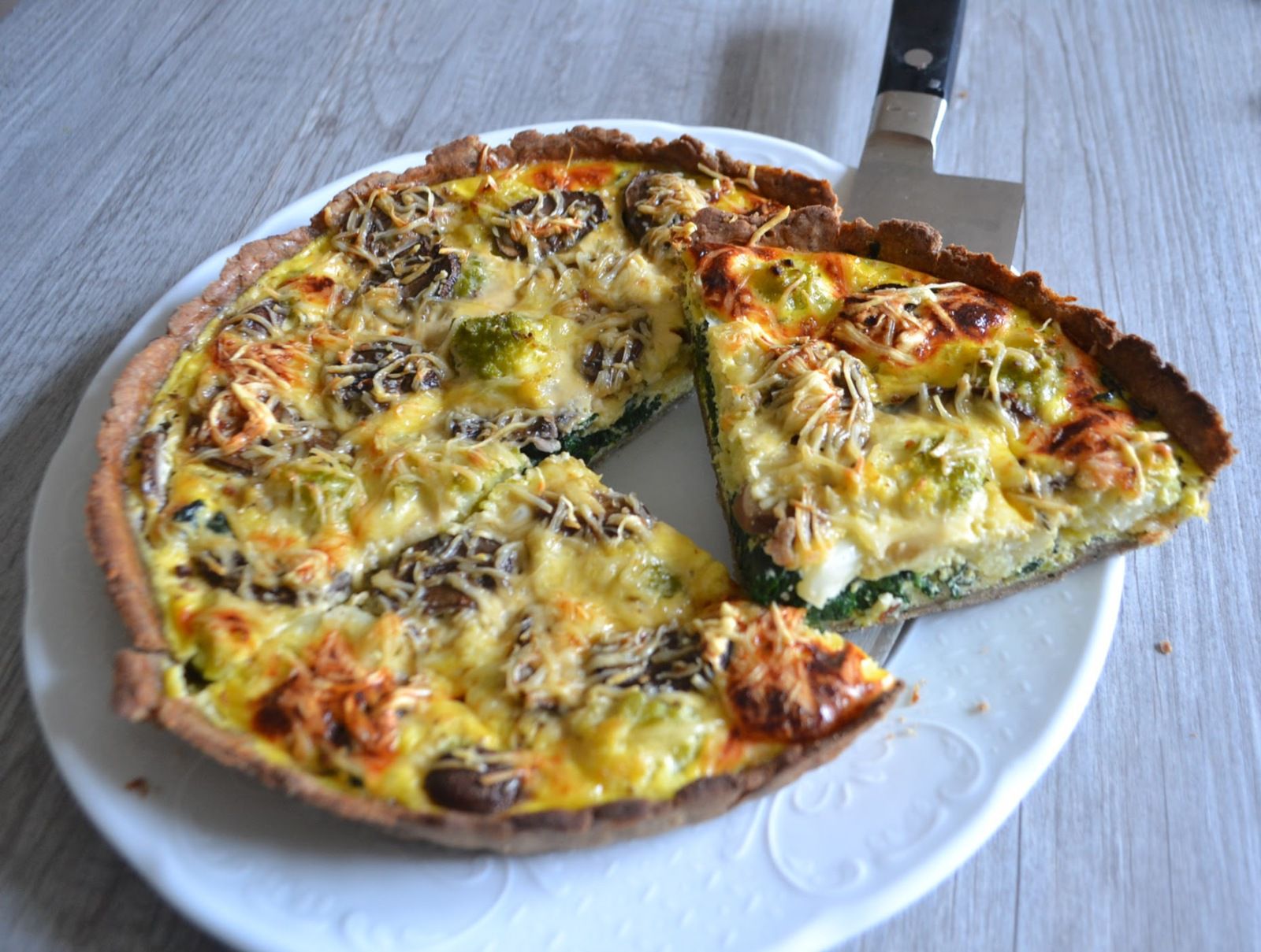 Quiche aux épinards, romanesco et champignons