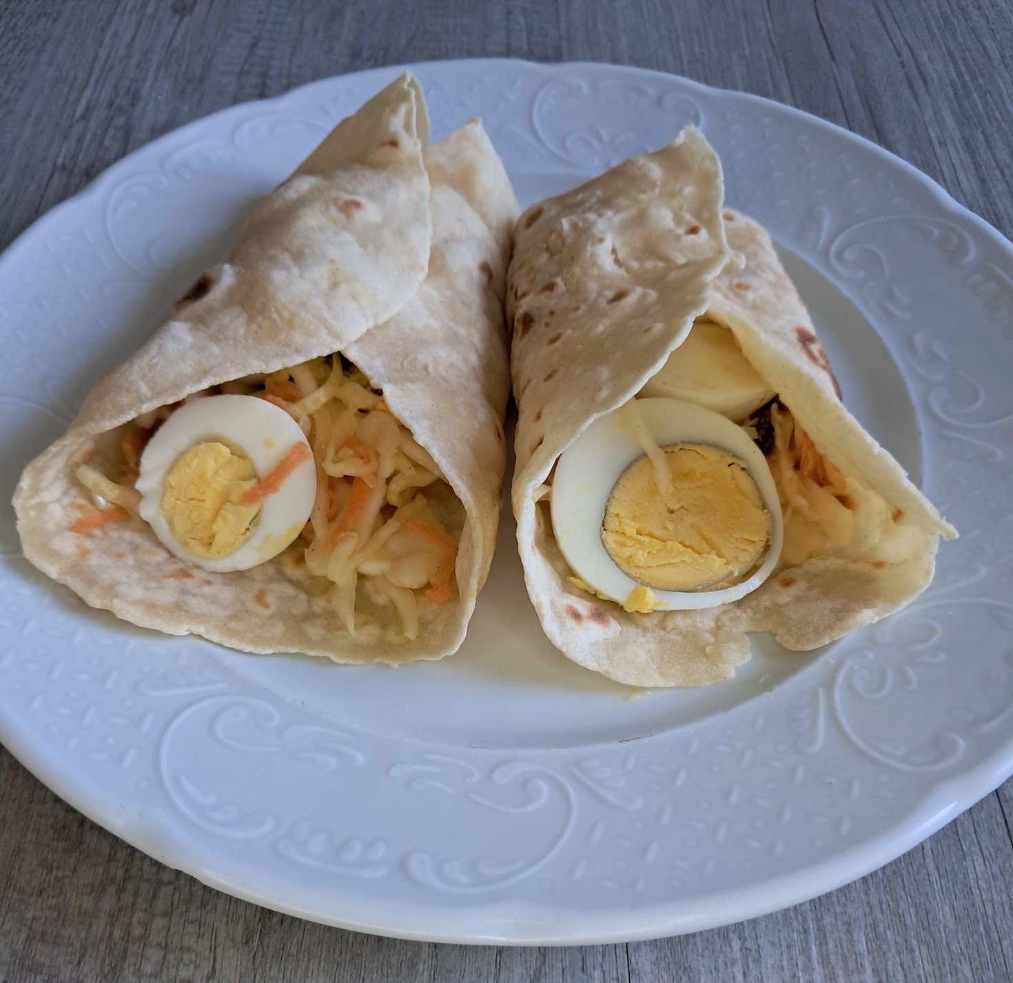 Wrap à la salade de choux-carotte et oeuf dur