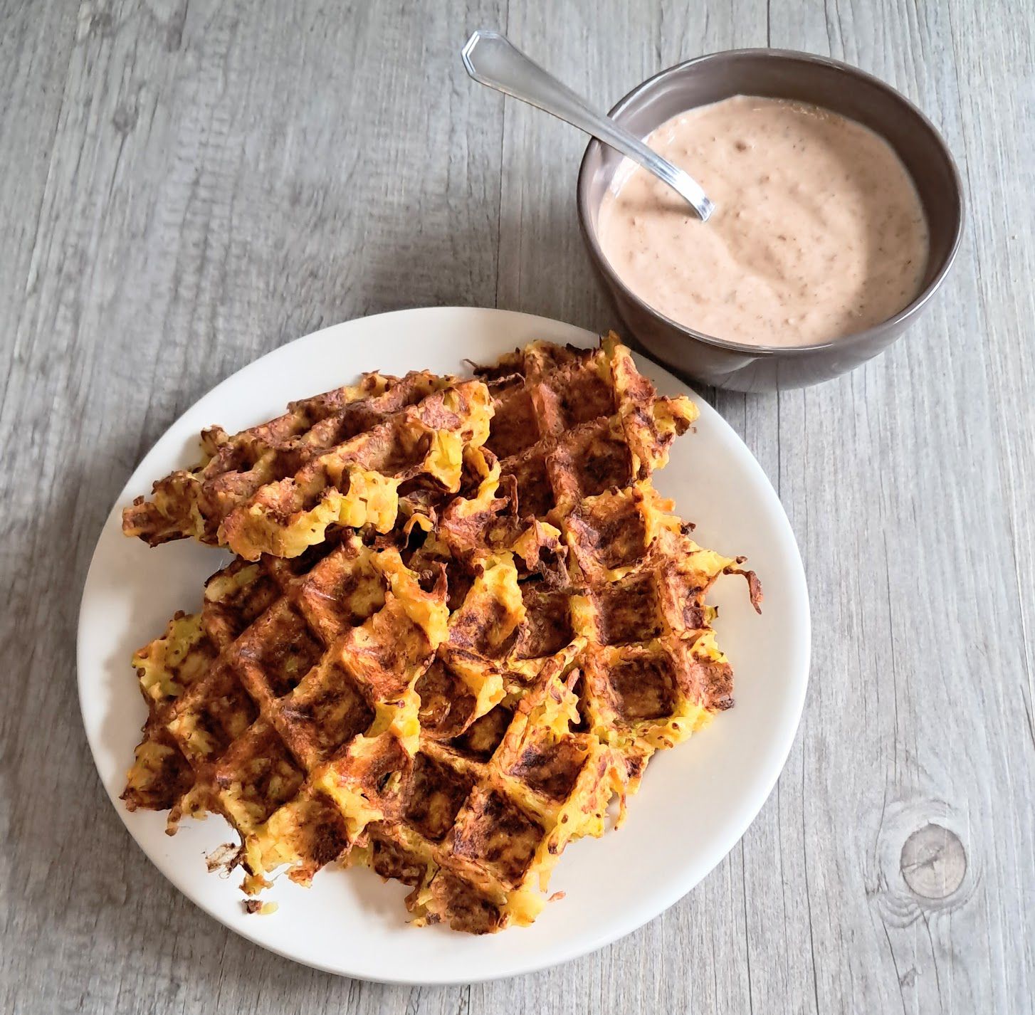 Gaufres de légumes et sauce skyr au chili