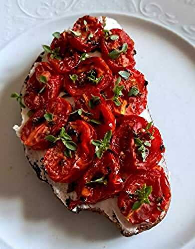 Tartine de tomates cerises rôties