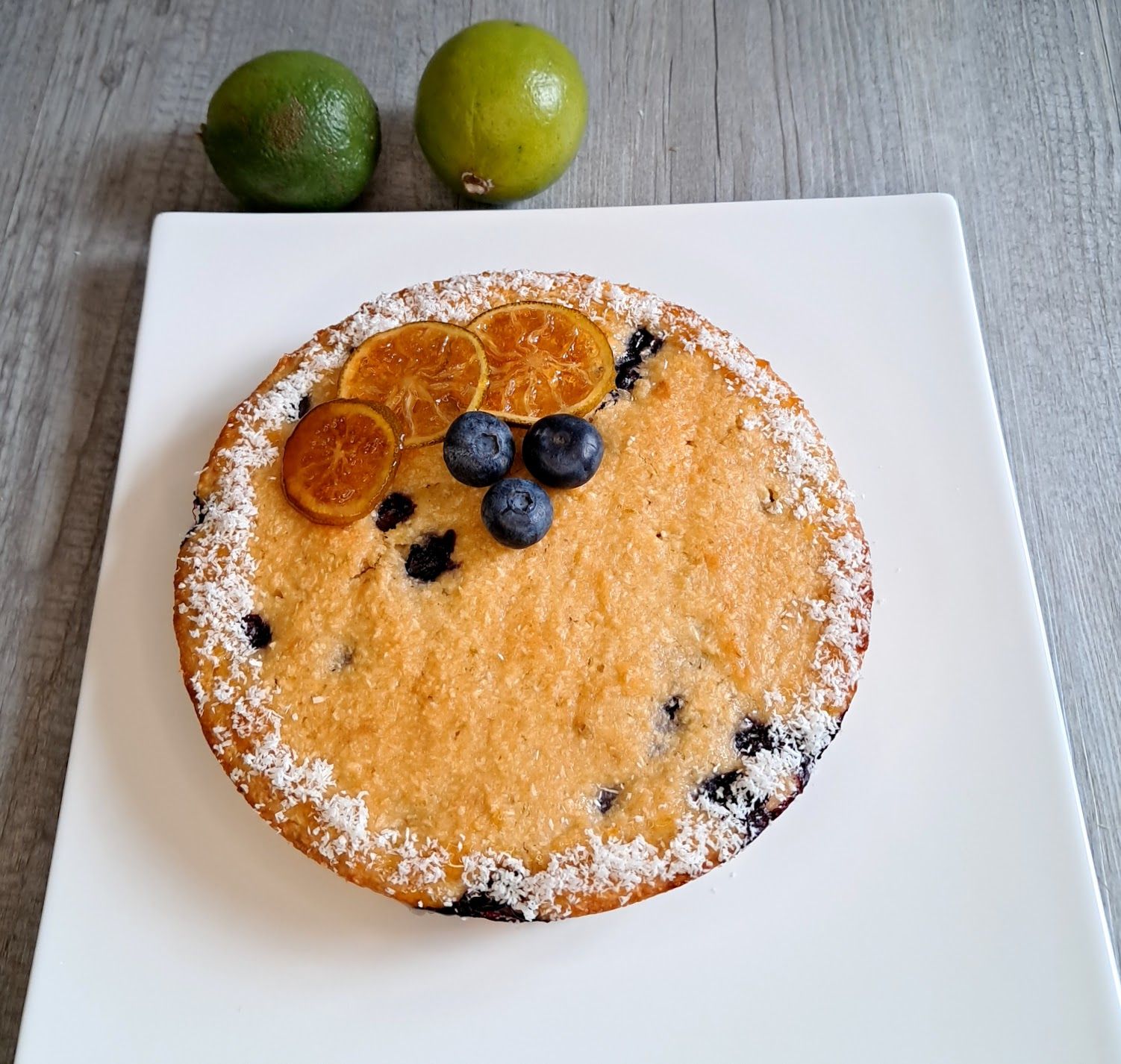 Gâteau aux citrons verts, coco et myrtilles