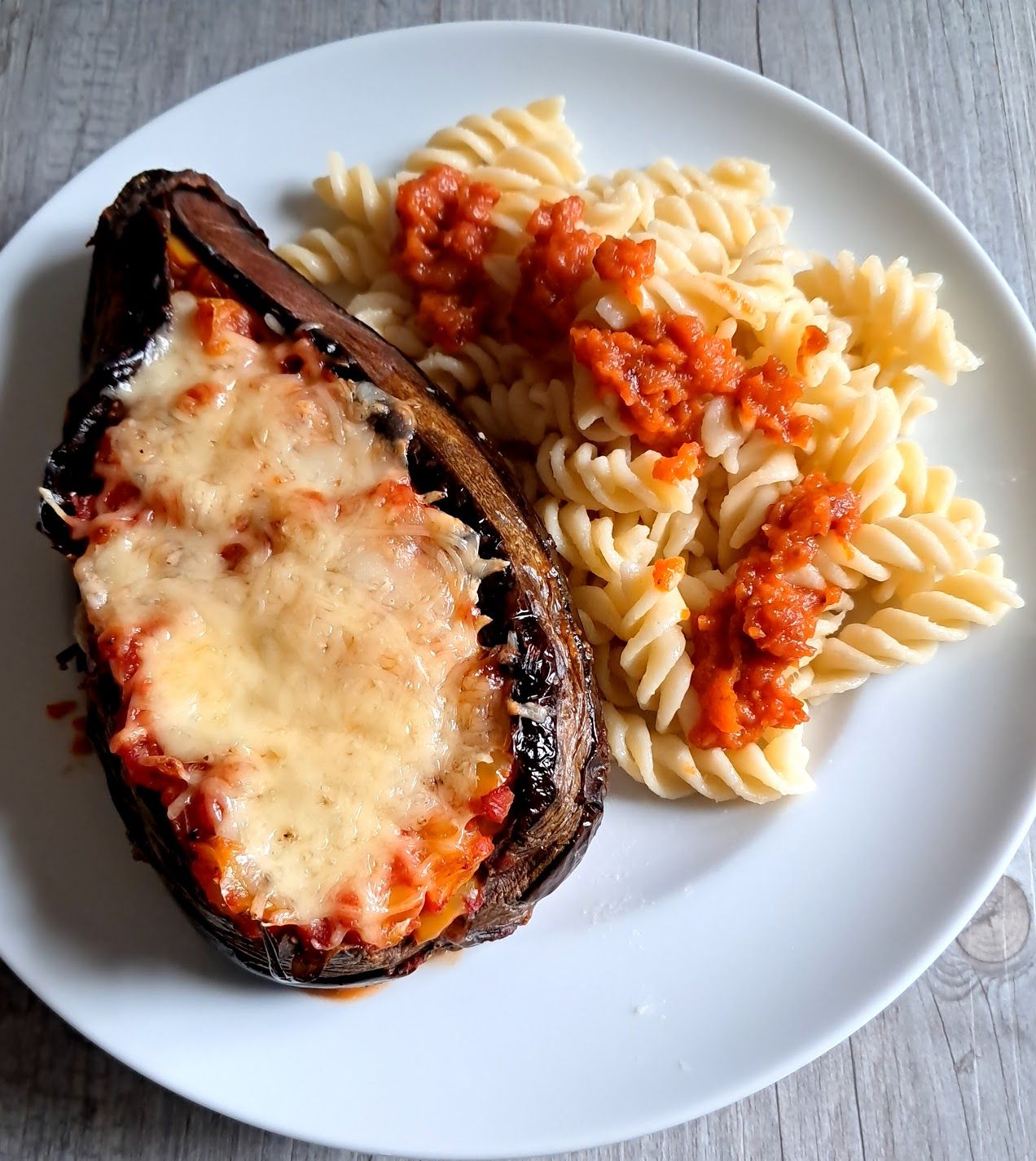 Pâtes et aubergine farcie aux légumes 