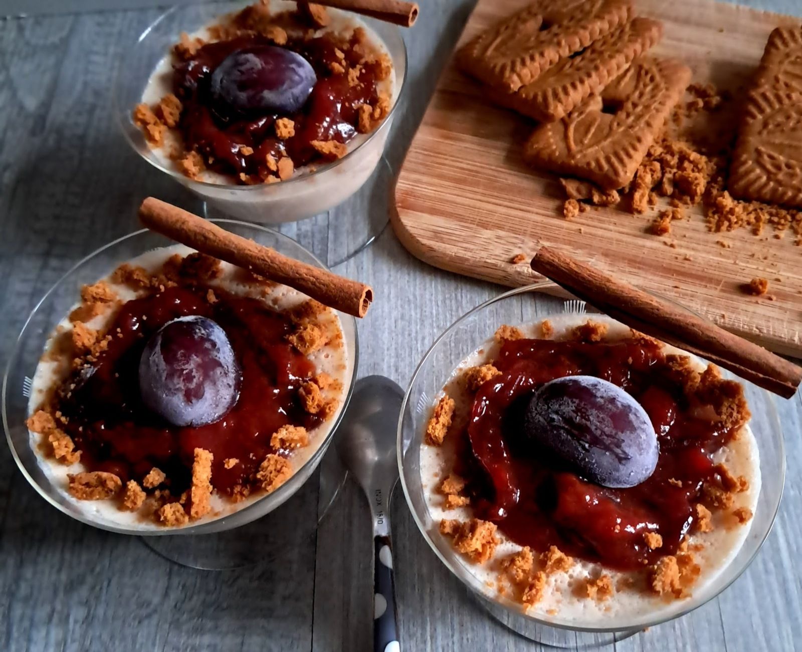 Crème à la cannelle et compotée de quetsches