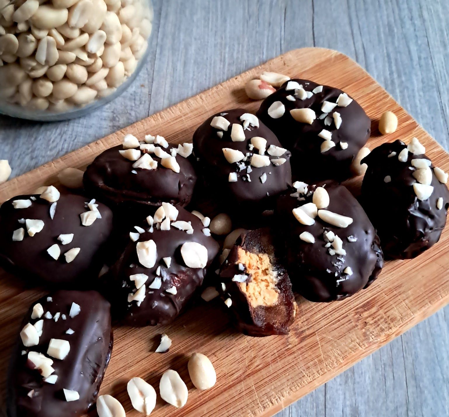 Dattes farcies aux cacahuètes et au chocolat