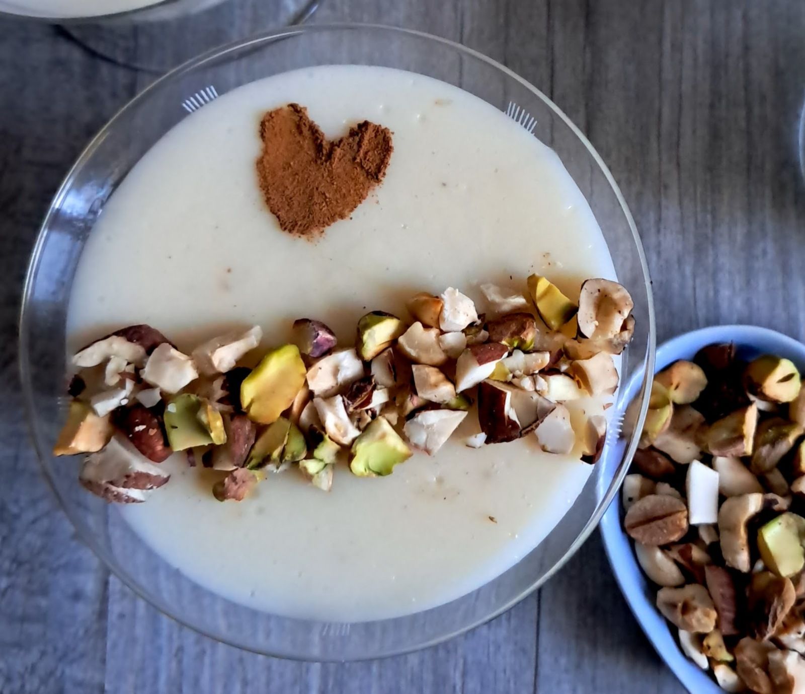 Crèmes à la de fleur d'oranger, raisins secs et aux fruits secs torréfiés