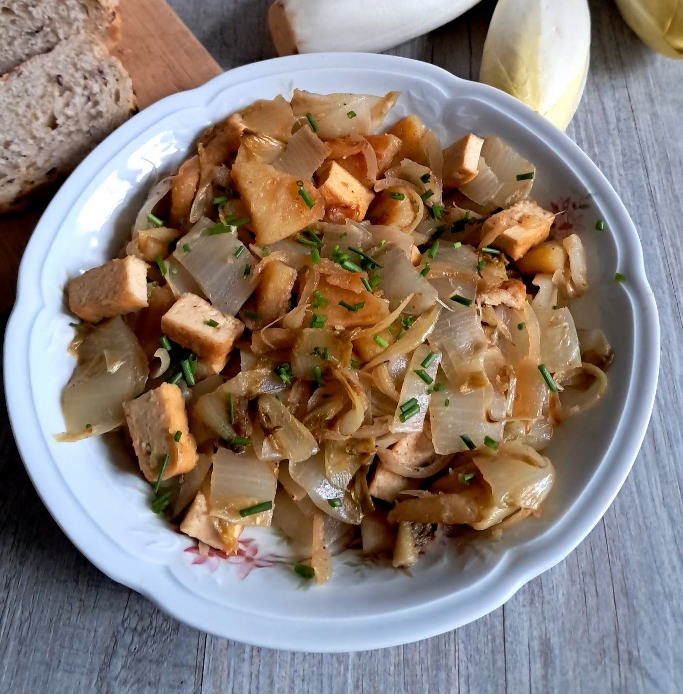 Poêlée d'endives, pomme de terre et tofu