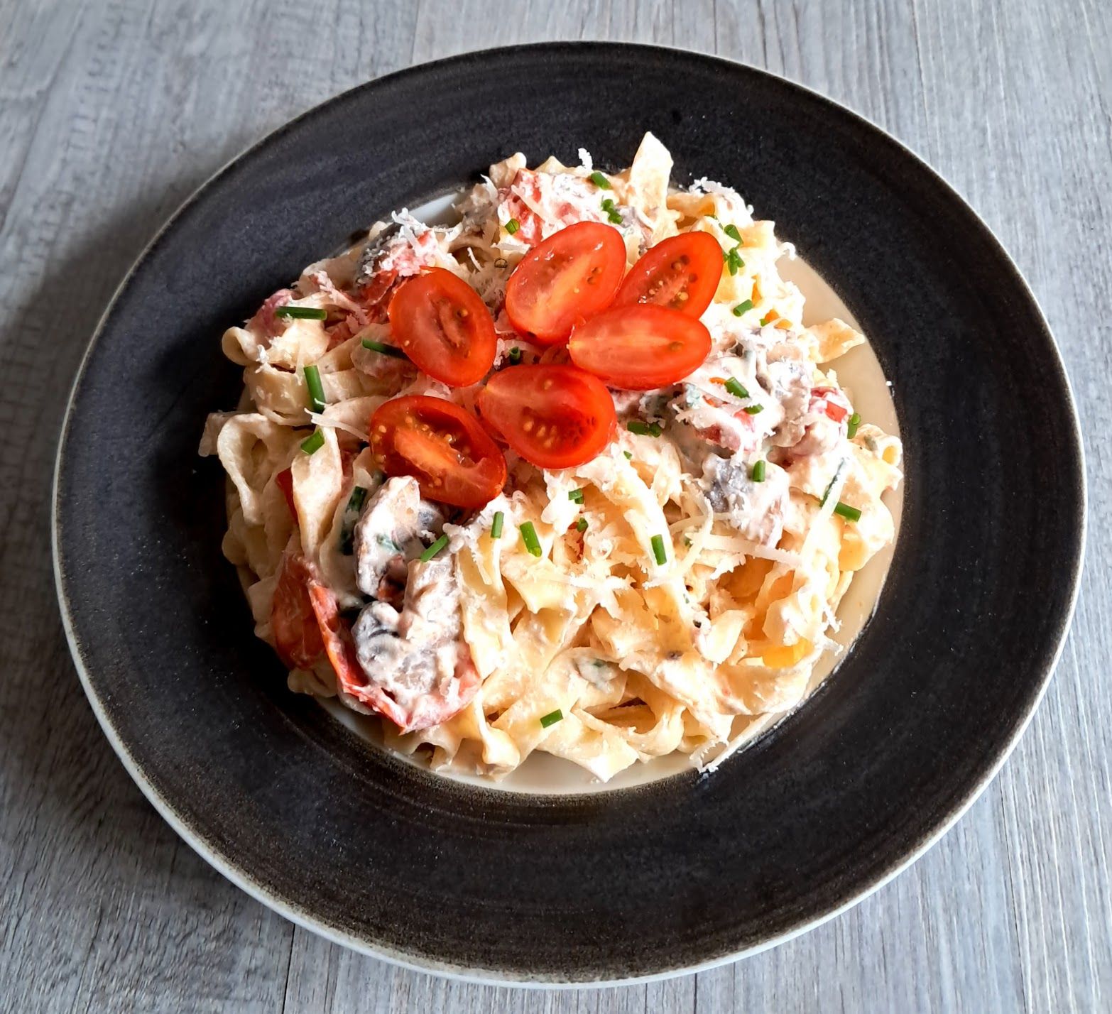 Pâtes fraîches aux champignons, tomates cerises et ricotta