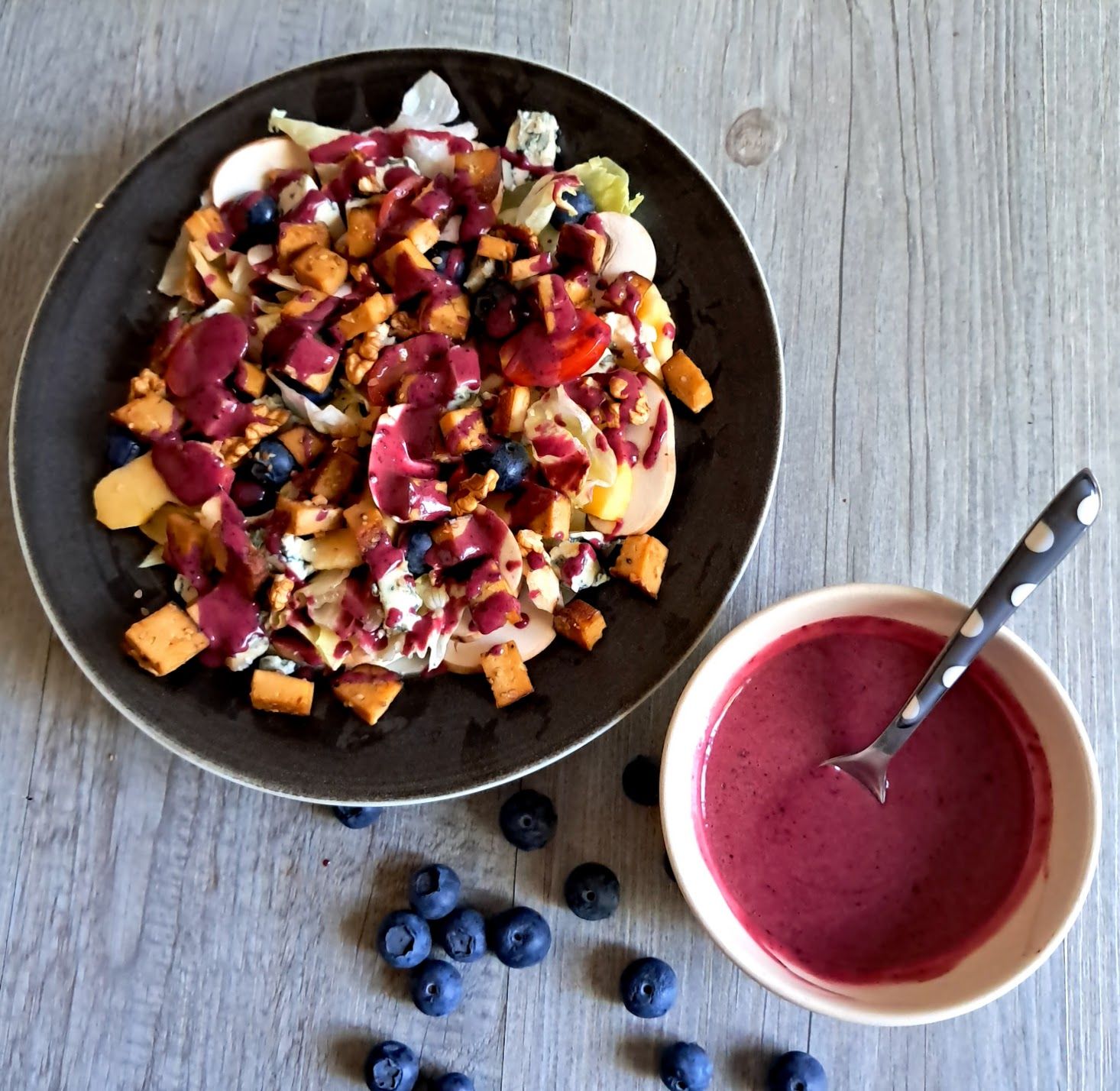 Salade fruitée à la vinaigrette aux myrtilles
