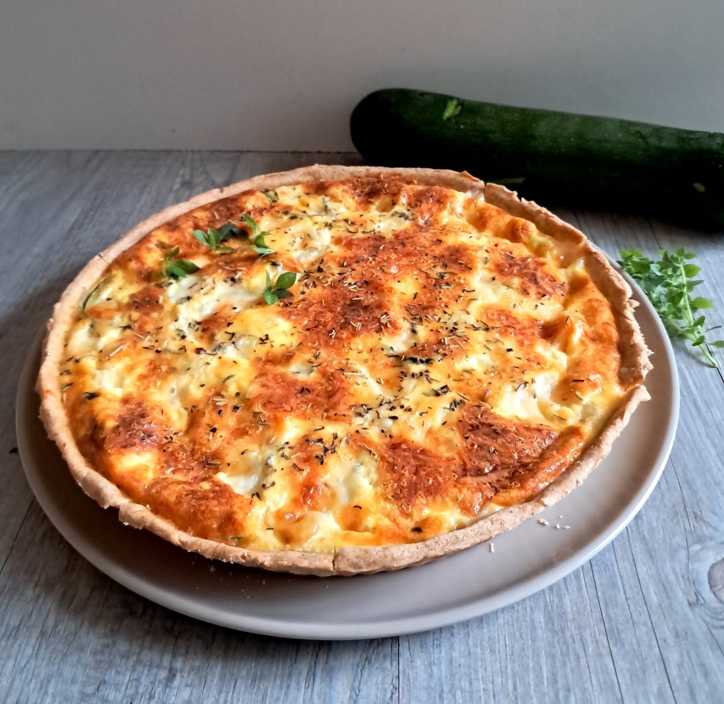 Tarte aux courgettes, fromages et aux herbes