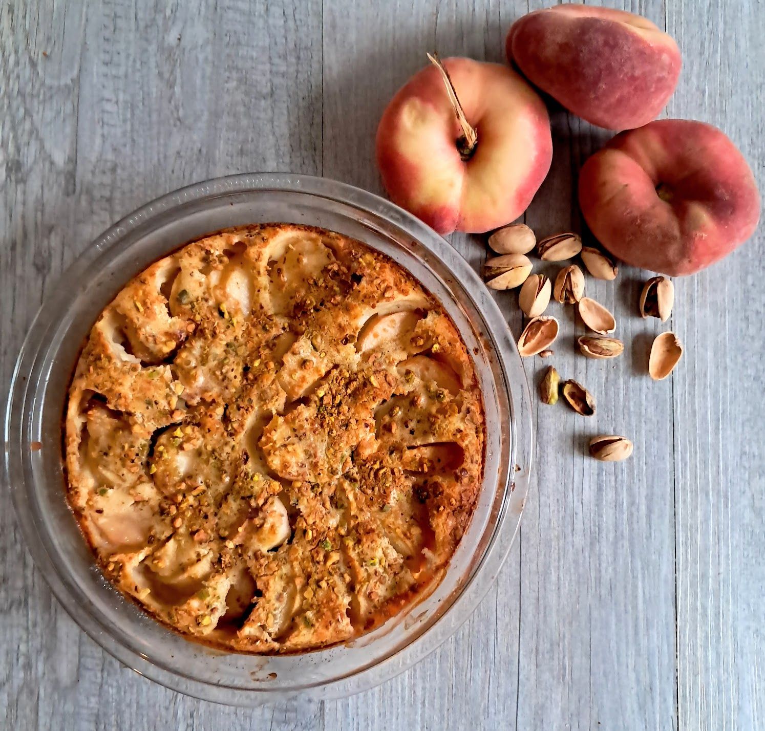 Clafoutis aux pêches plates blanches et pistaches