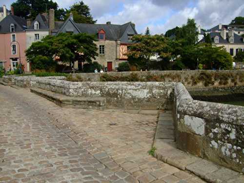 Sur le pont de Saint-Goustan, on y danse, on y danse...