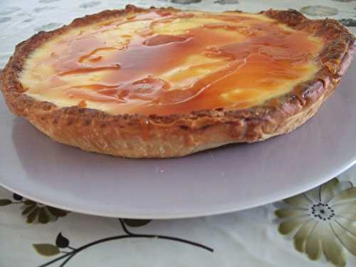 Tarte pâtissière caramélisée sur un confit de courge et de raisins secs