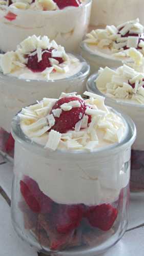 Un tiramisu de fraises au chocolat blanc sur un lit de spéculoos