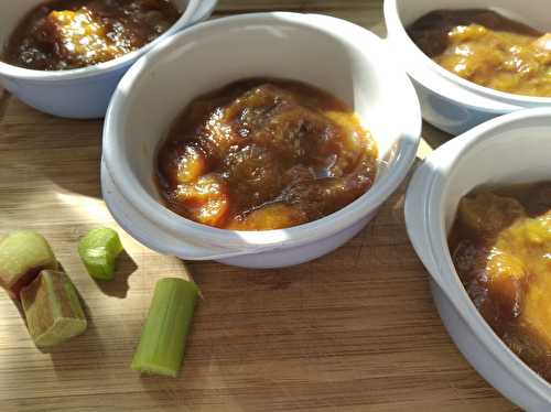 Une compotée comme de la confiture à la rhubarbe et aux mirabelles