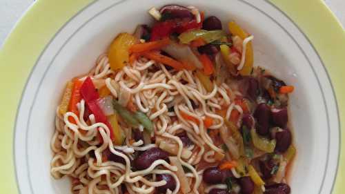 Une julienne de légumes à la sauce tomate accompagnée de nouilles chinoises