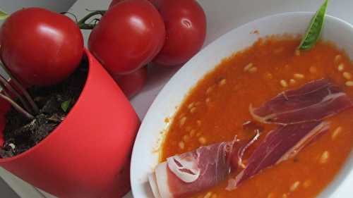 Une soupe duo à la tomate et sa belle tranche de jambon de Bayonne