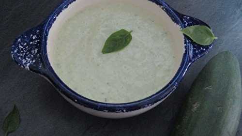 Une soupe froide de concombre au basilic