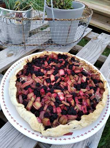 Une tarte à la rhubarbe et aux mûres