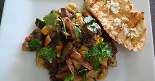 Poêlée de courgettes, champignons et lardons avec sauce moutarde et miel