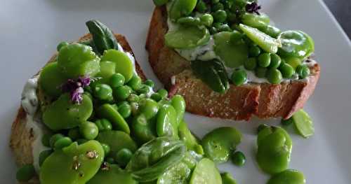 Tartine de chèvre frais aux herbes, fèves et petits pois