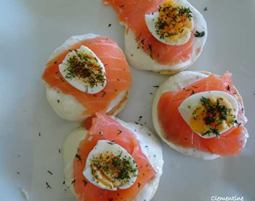 Blinis aux œufs de caille et au saumon fumé