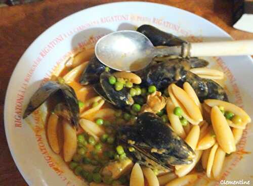 Pâtes aux moules en sauce tomate