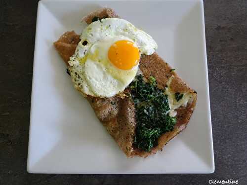 Galette de sarrasin, épinards, œuf miroir et fromage râpé