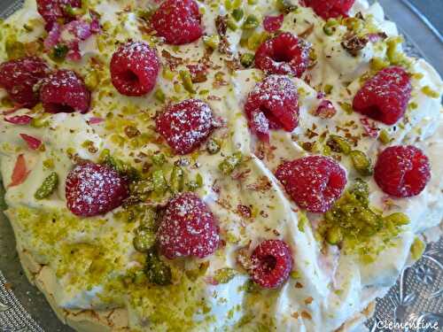 Pavlova aux pétales de roses et framboises de Yotam Ottolenghi