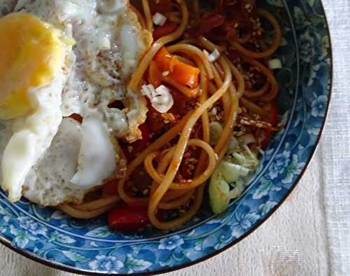 Sauté de kimchi et de nouilles udon