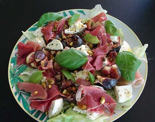 Salade de figues, burrata, jambon de Parme et basilic