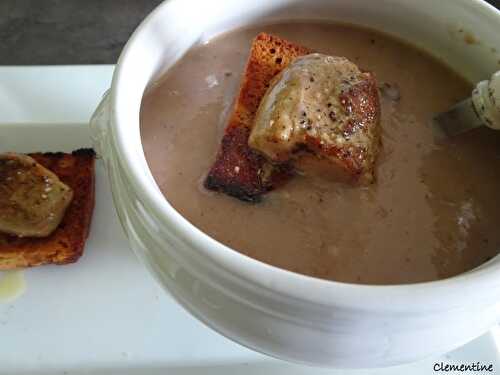 Velouté de marrons parfumé au genièvre, foie gras rôti sur pain d'épices