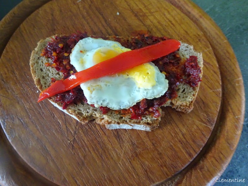 'Cojonudo', une 'tapa' espagnole avec du chorizo, des poivrons et des œufs de caille