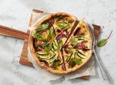 Quiche au saumon, courgette et betterave