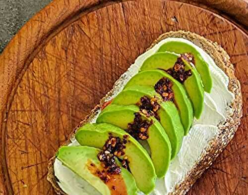 Avocado toast avec crispy chili oil