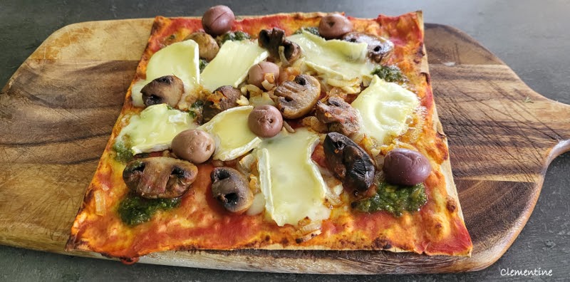 Flatbread-Pizza , pesto, brie et champignons