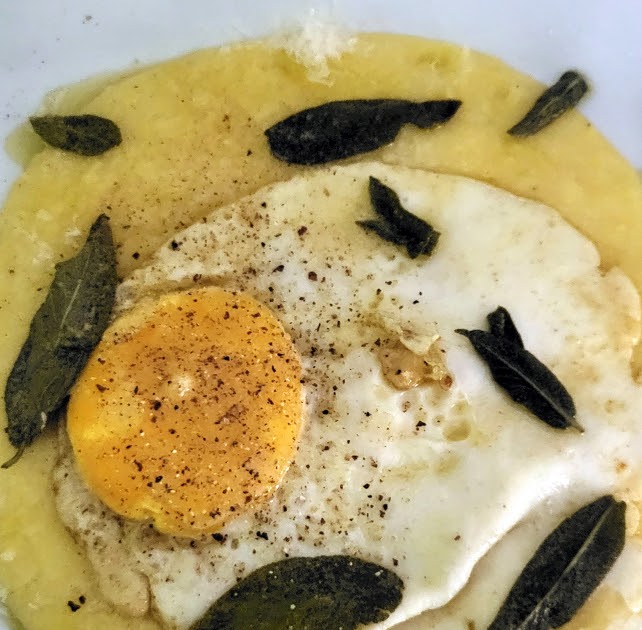 Polenta à la sauge et œuf sur le plat