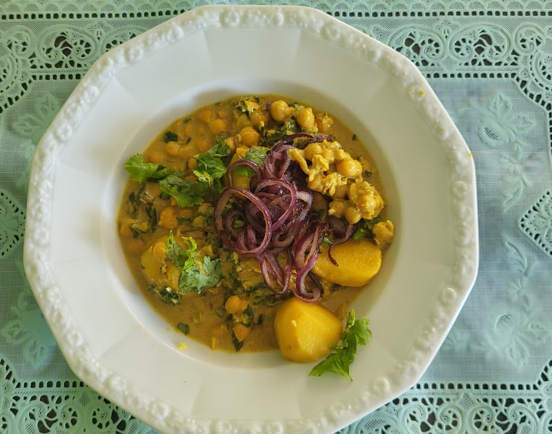 Curry de pommes de terre, chou kale et lait de coco