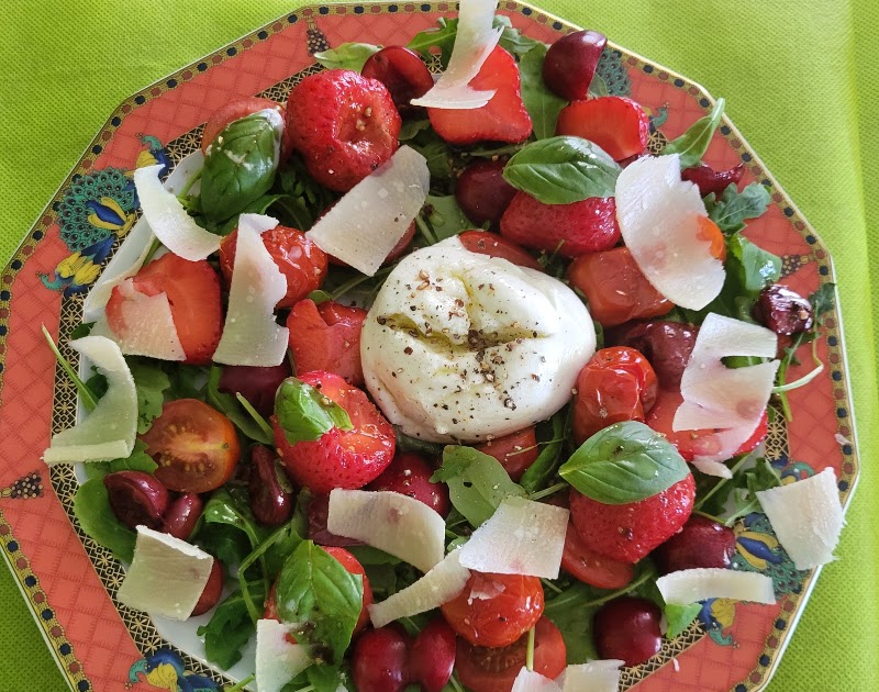 Salade aux tomates cerises crues et rôties, cerises, fraises et mozzarella